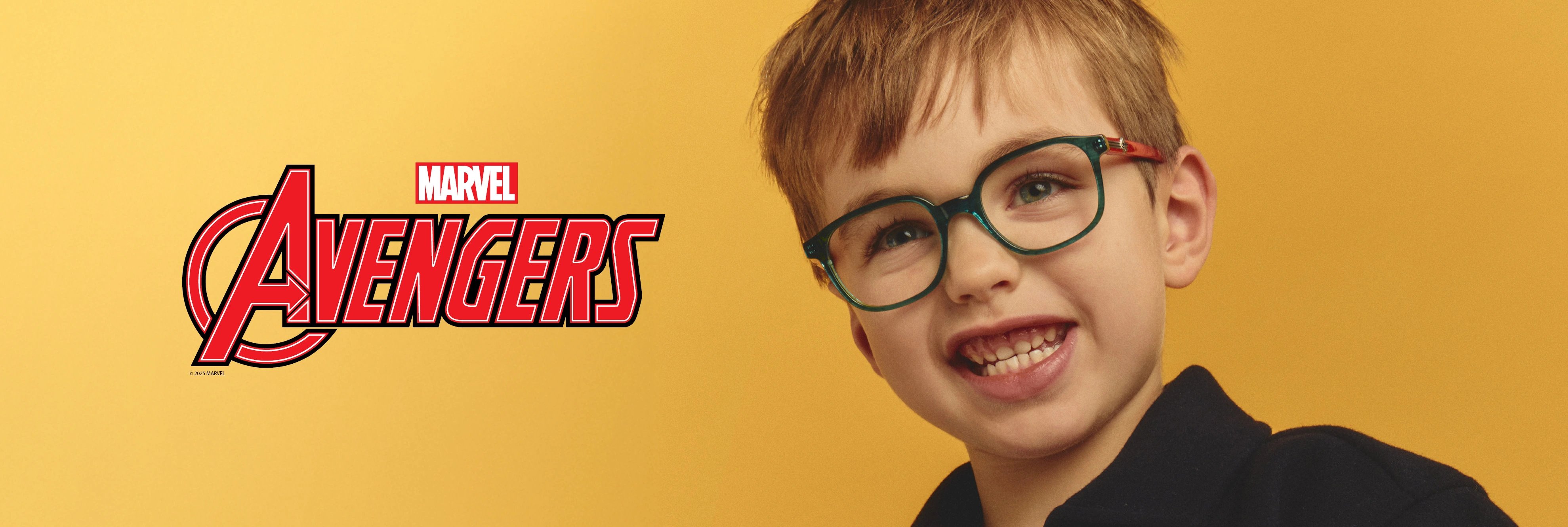 Campagne officielle Opal Avengers : un enfant porte une monture verte et rouge à côté du logo Marvel Avengers