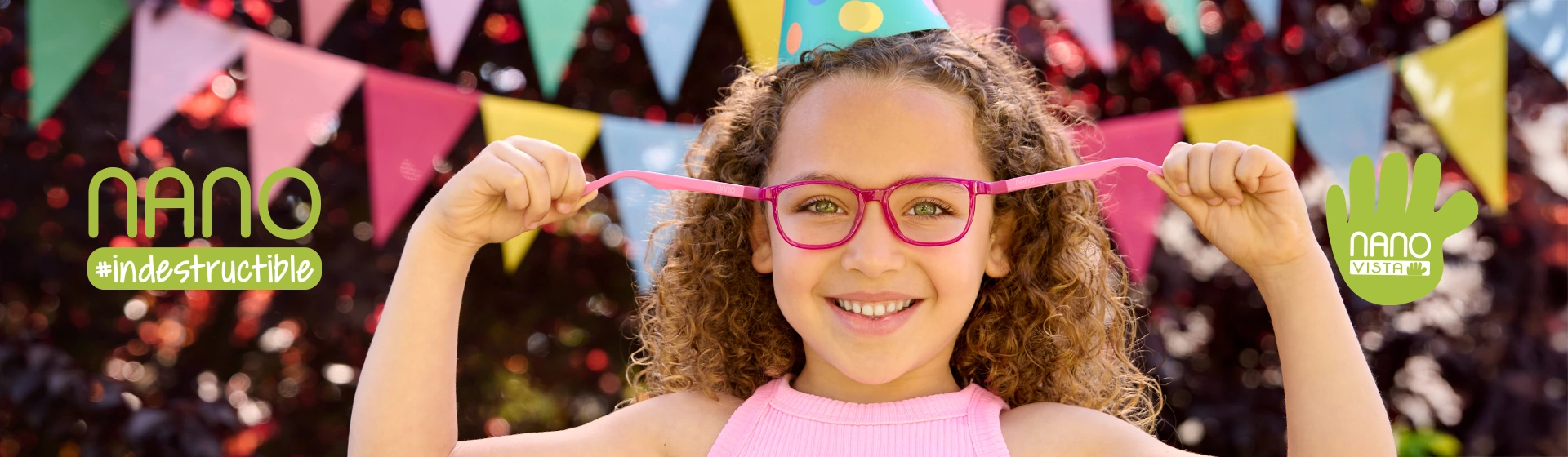 Une petite fille montre la flexibilité des branches de ses lunettes NanoVista roses